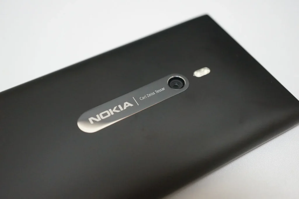 Nokia Lumia 800 背面的 NOKIA 字樣與 Carl Zeiss 鏡頭