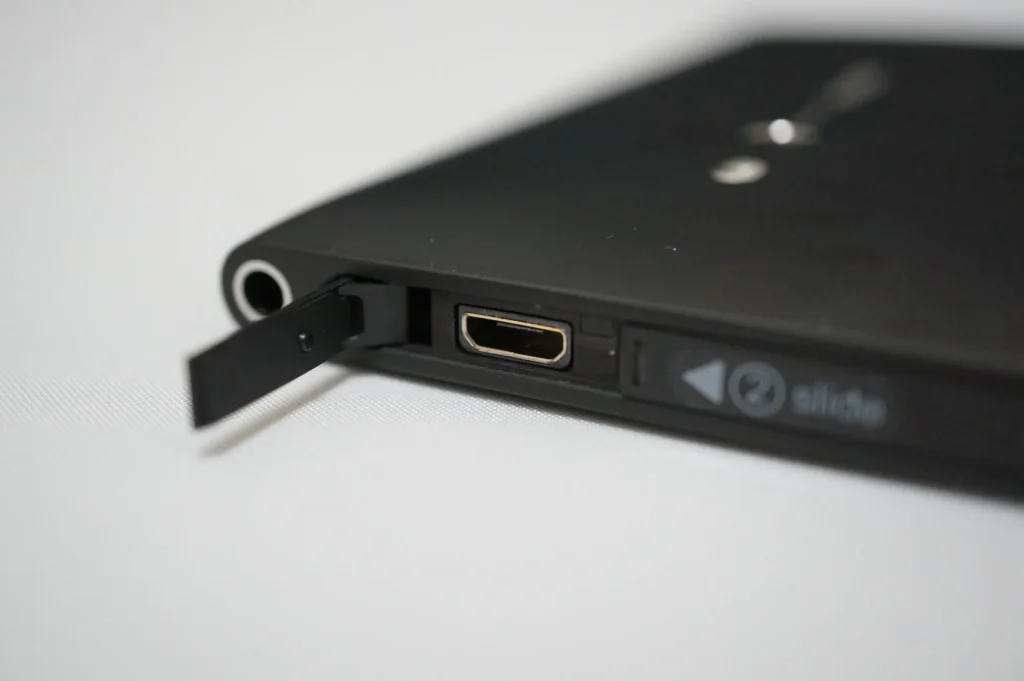 Nokia Lumia 800 頂部滑蓋打開，露出 micro-USB 孔