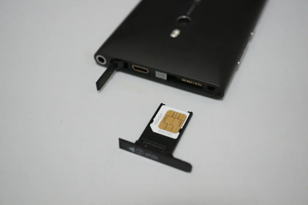 Nokia Lumia 800 彈出的 SIM 卡座，放著 micro SIM 卡