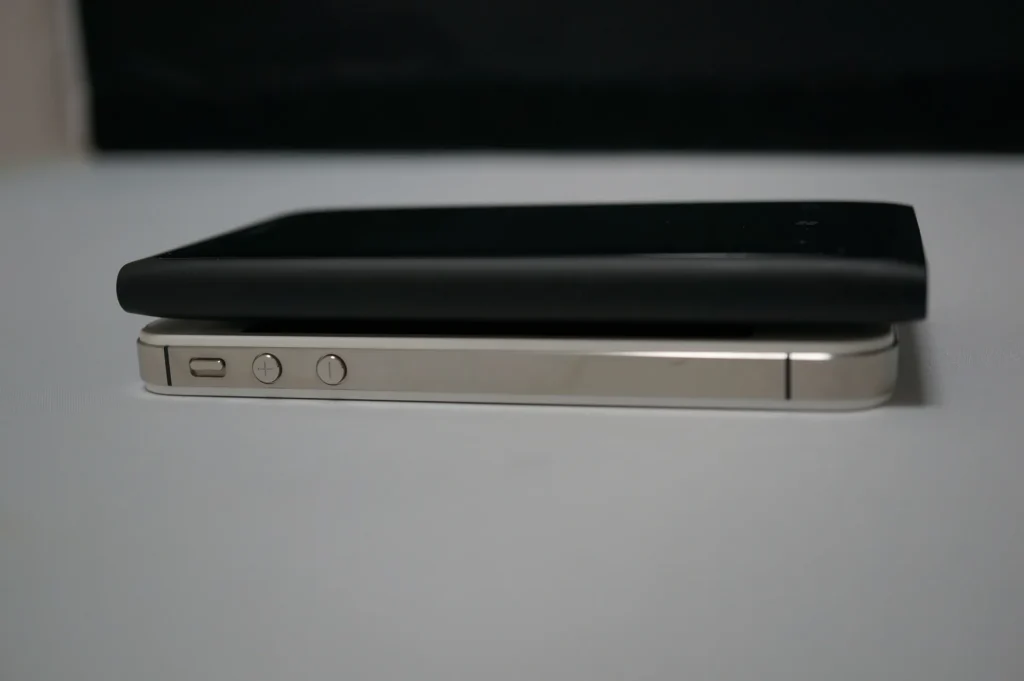 Nokia Lumia 800 疊在 iPhone 上比厚度