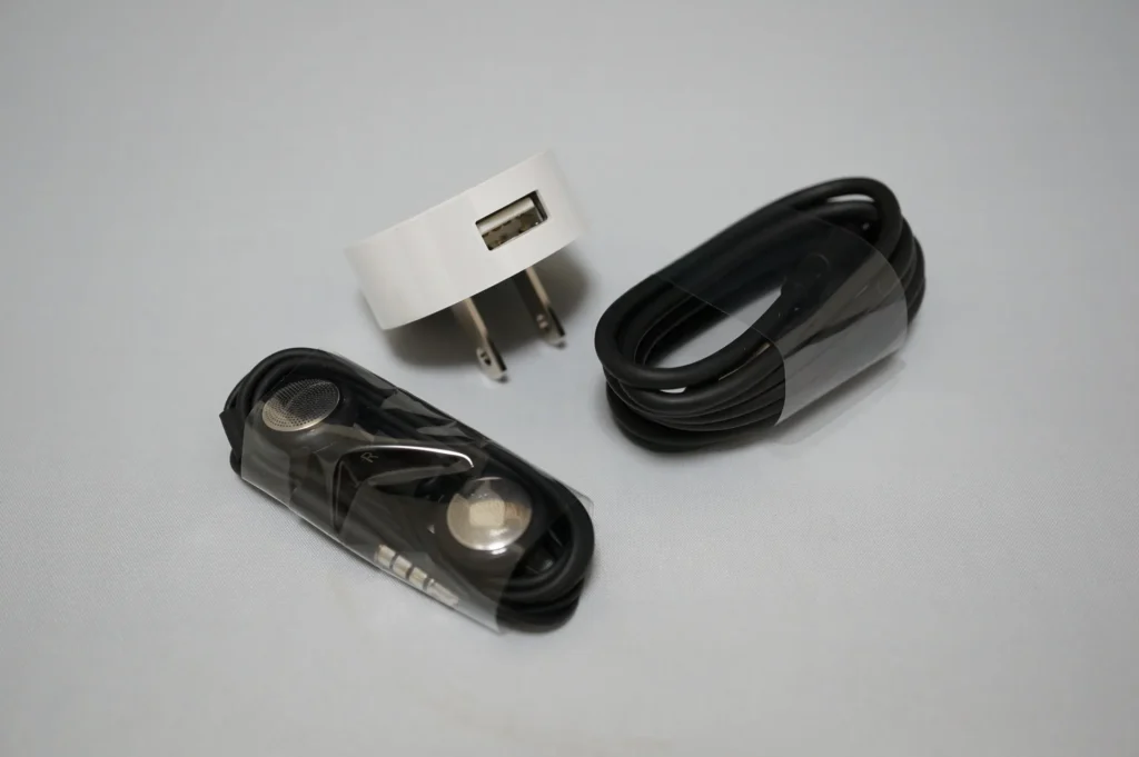 Nokia Lumia 800 配件：充電器、USB 線與耳機