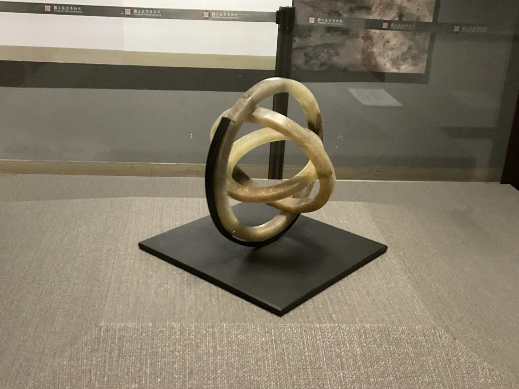 玉天地人三連環展開成三個相扣的環