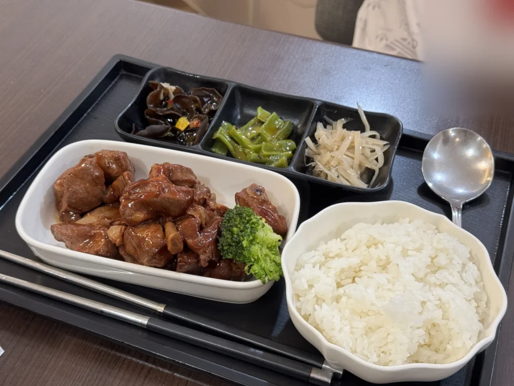 閒居賦 Café 的醬燒排骨飯,附三樣小菜
