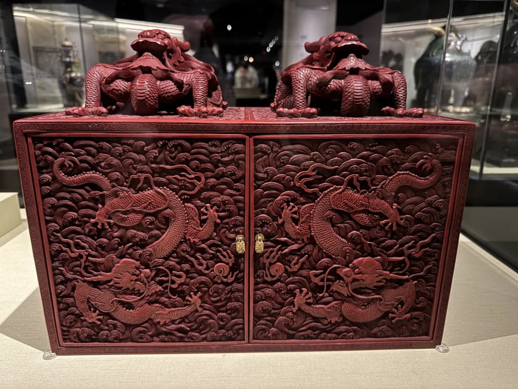紅色雕漆的櫃子,上面雕滿了龍