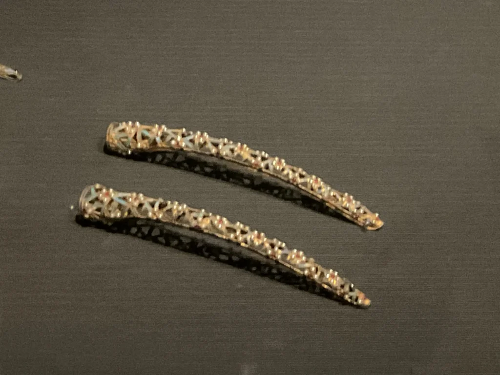 金色鏤空、彎彎長長的飾品