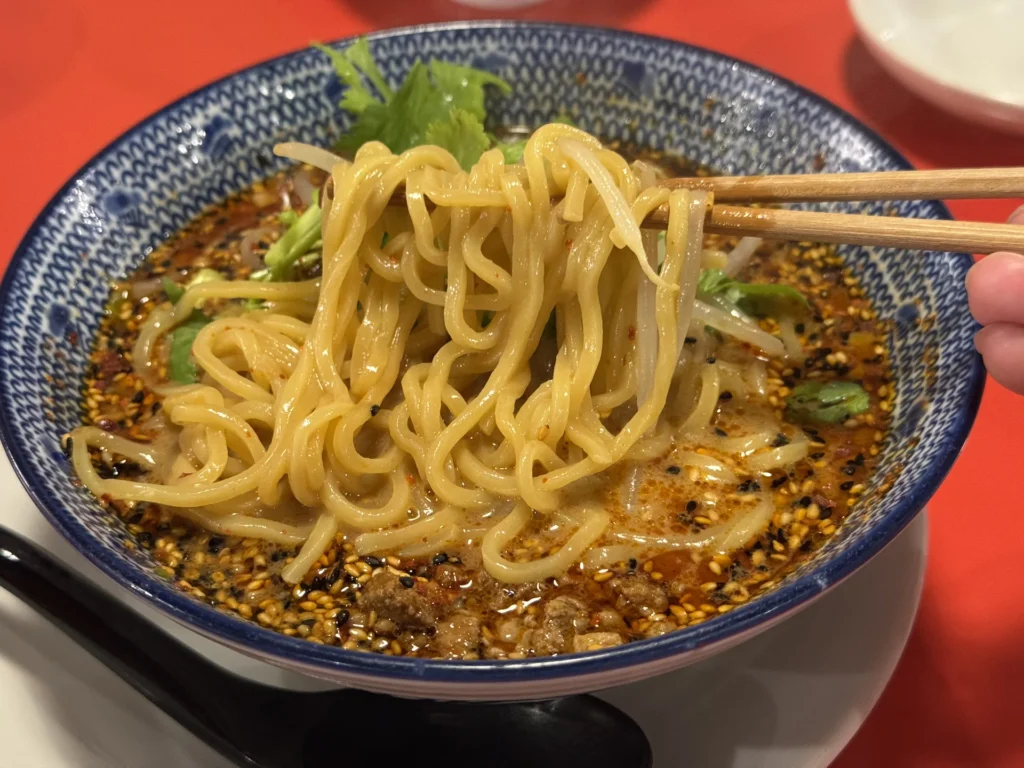 夾起餃子屋弐ノ弐擔擔麵的粗麵條