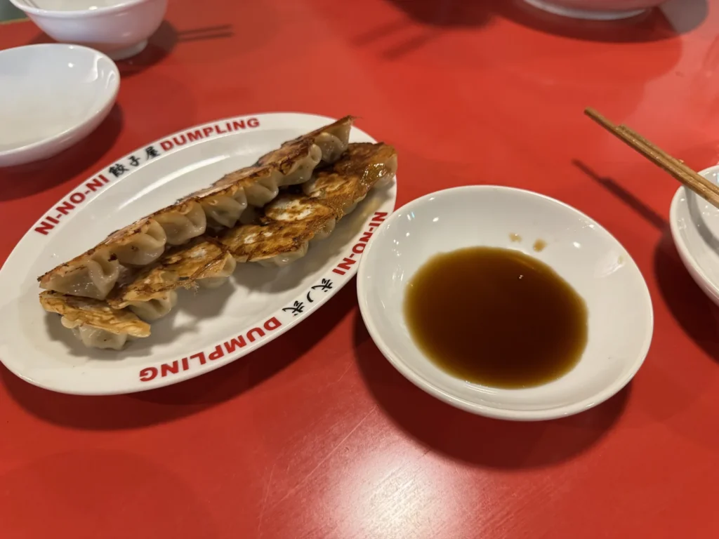 餃子屋弐ノ弐加點的煎餃與醬油碟
