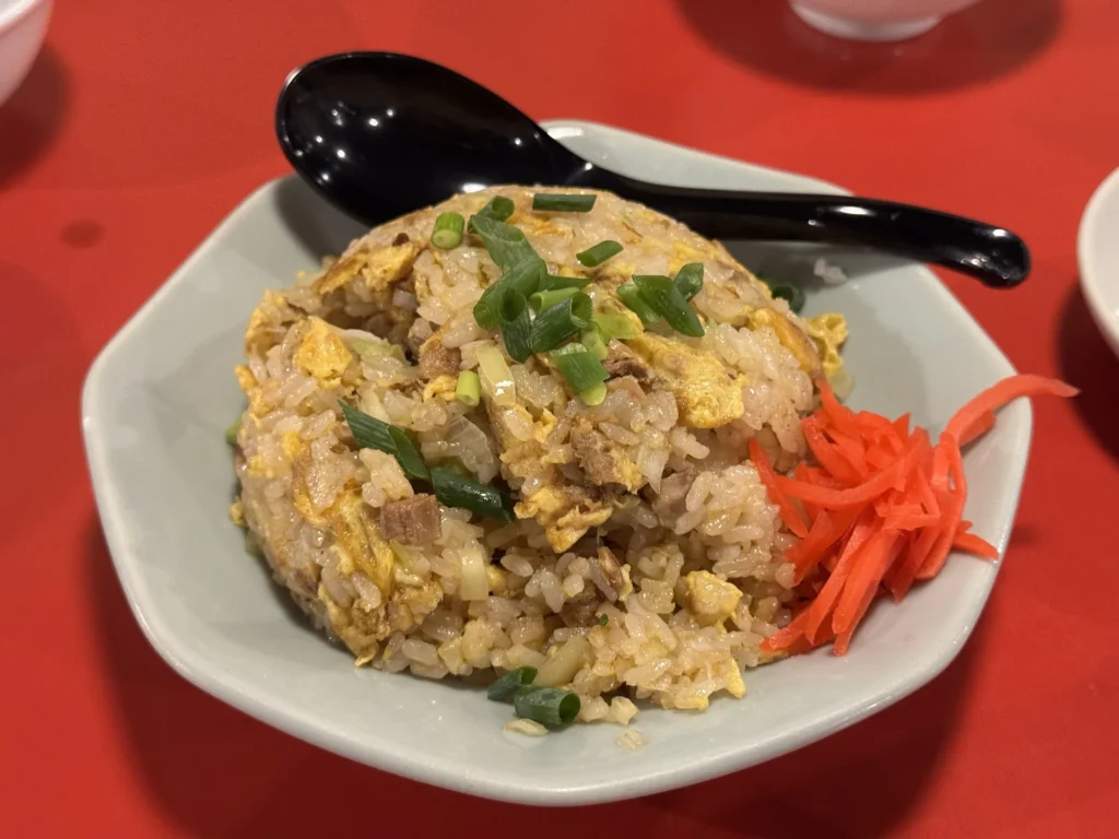 餃子屋弐ノ弐的炒飯,配紅薑絲