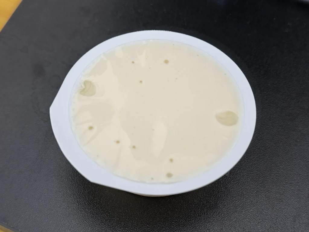 撕開封膜後的資生堂 Parlour 起司慕斯，表面平滑光亮