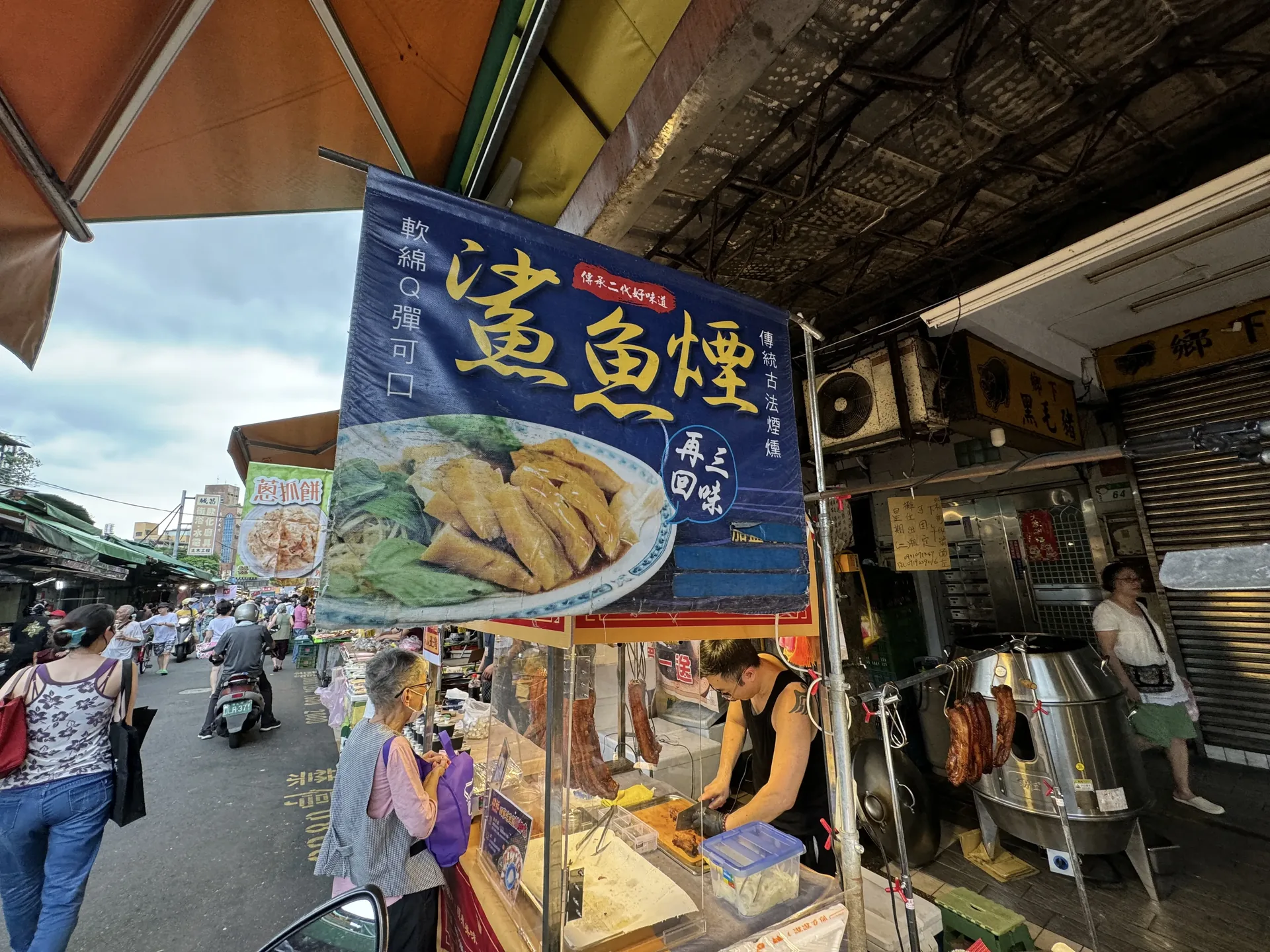雙和市場鯊魚煙攤的遠景,攤位開在熱鬧的市場街上