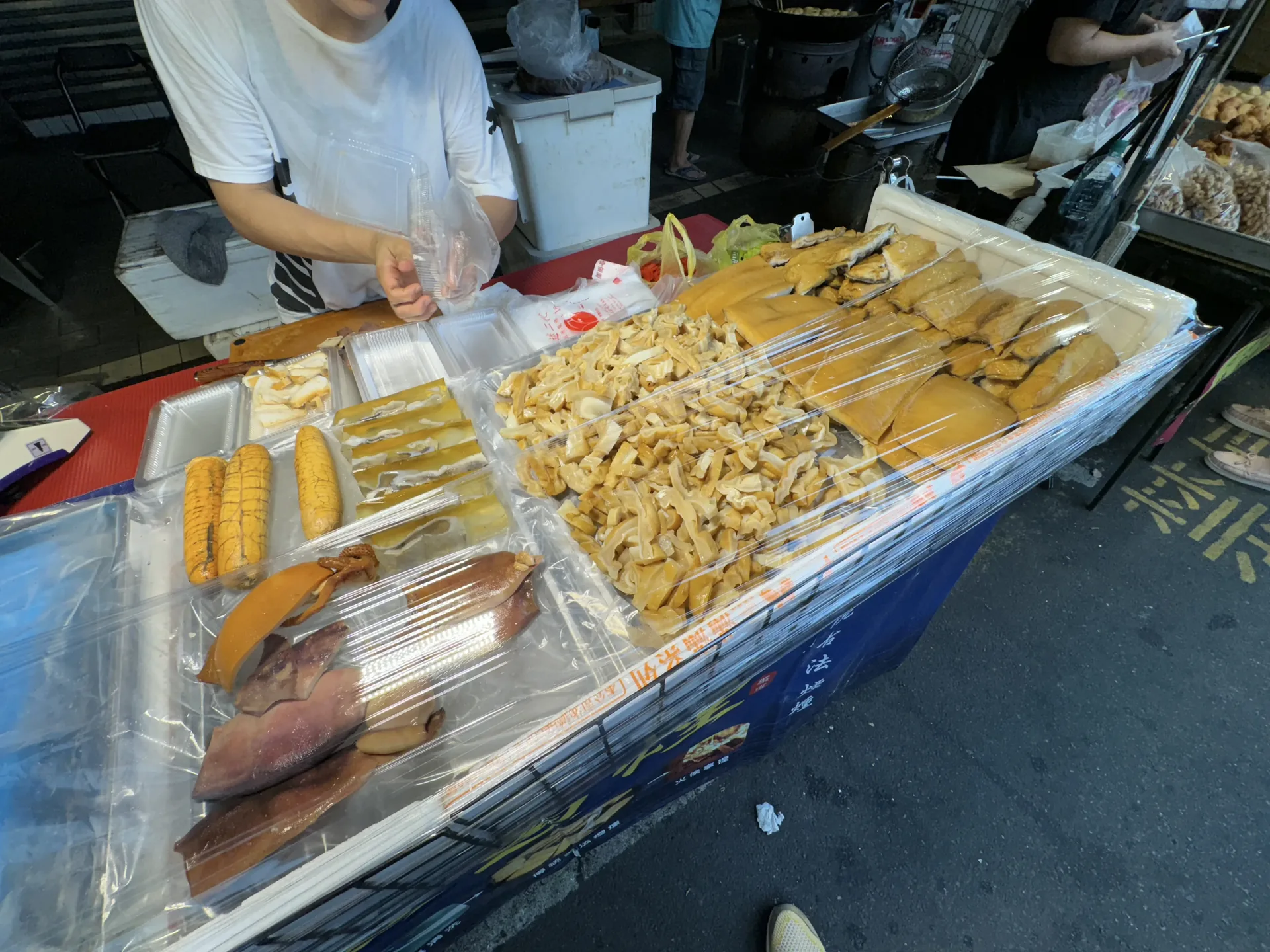 雙和市場鯊魚煙攤上擺著各種煙燻好的部位
