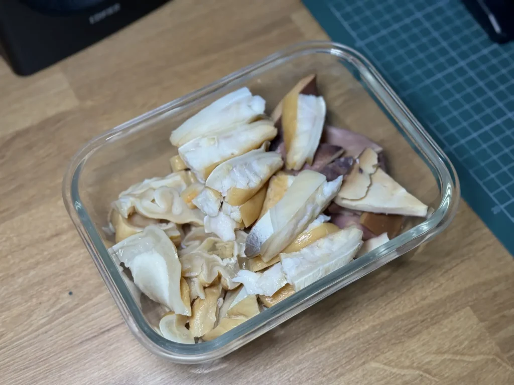 一盒切好的鯊魚煙，白色魚肉部位帶著淡淡煙燻色