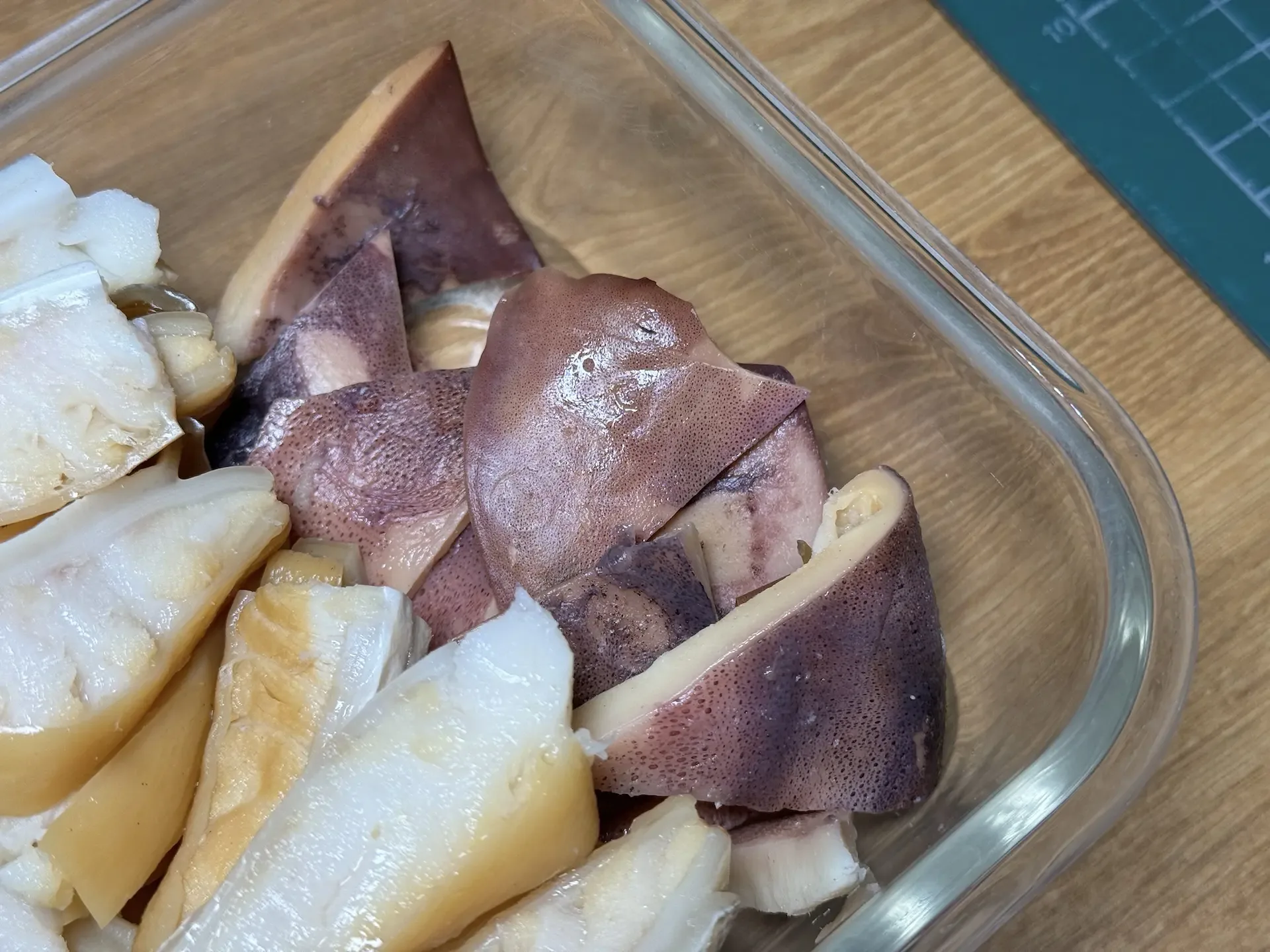 鯊魚煙不同部位的切盤,深褐色的魚皮與白肉交錯