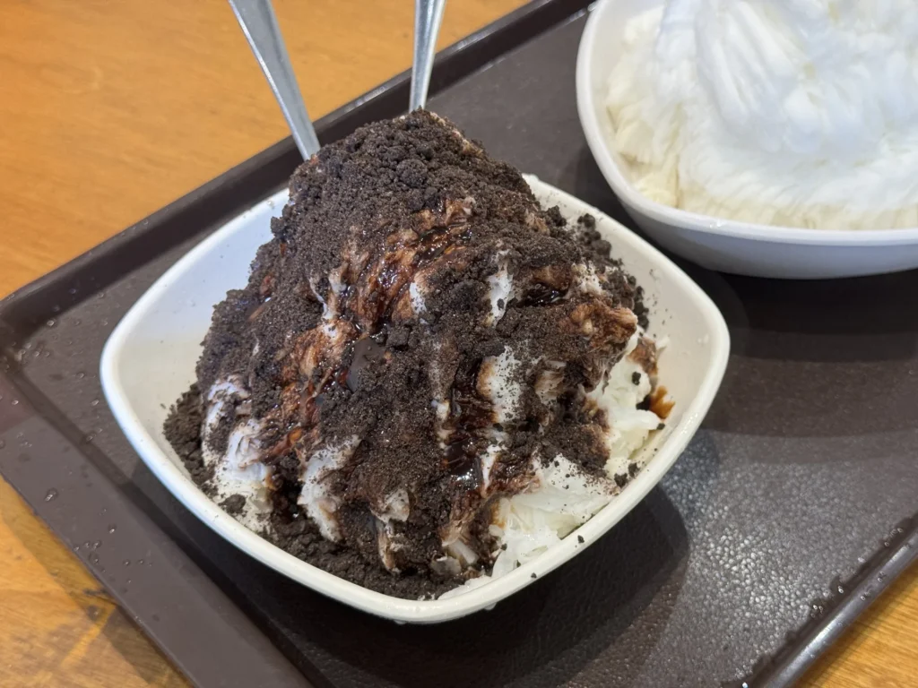 夏樹甜品的 OREO 牛奶雪花冰,淋上巧克力醬、撒滿 OREO 碎片