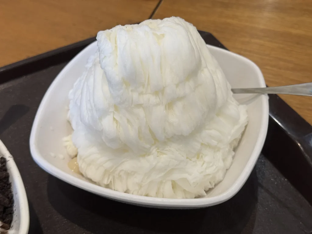 夏樹甜品的牛奶雪花冰,一片一片白色的雪花冰
