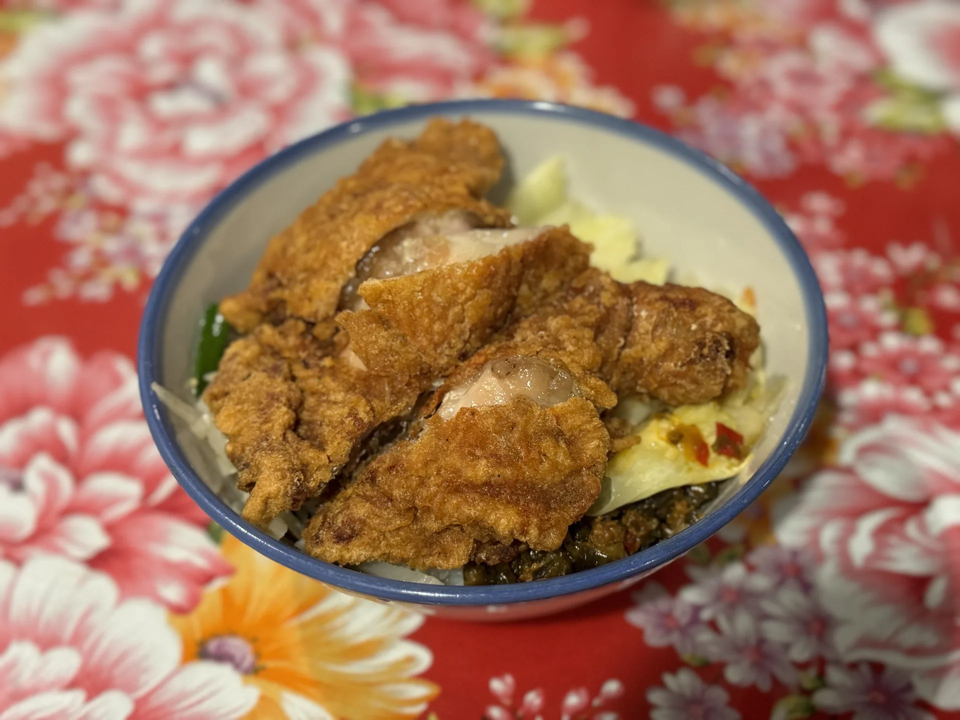 台生飲食亭的酥炸雞腿飯，金黃酥脆的炸雞腿鋪在飯上