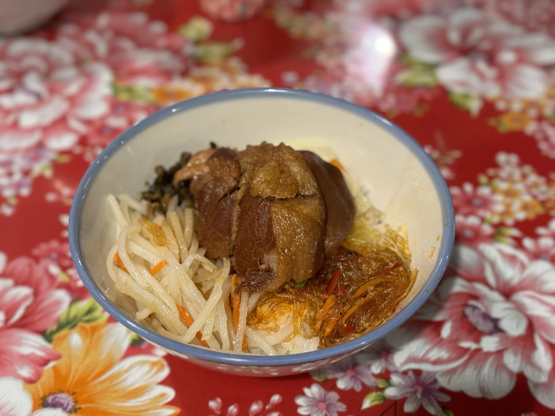 台生飲食亭的懷念腿庫飯，滷得油亮的腿庫肉配上白飯與配菜