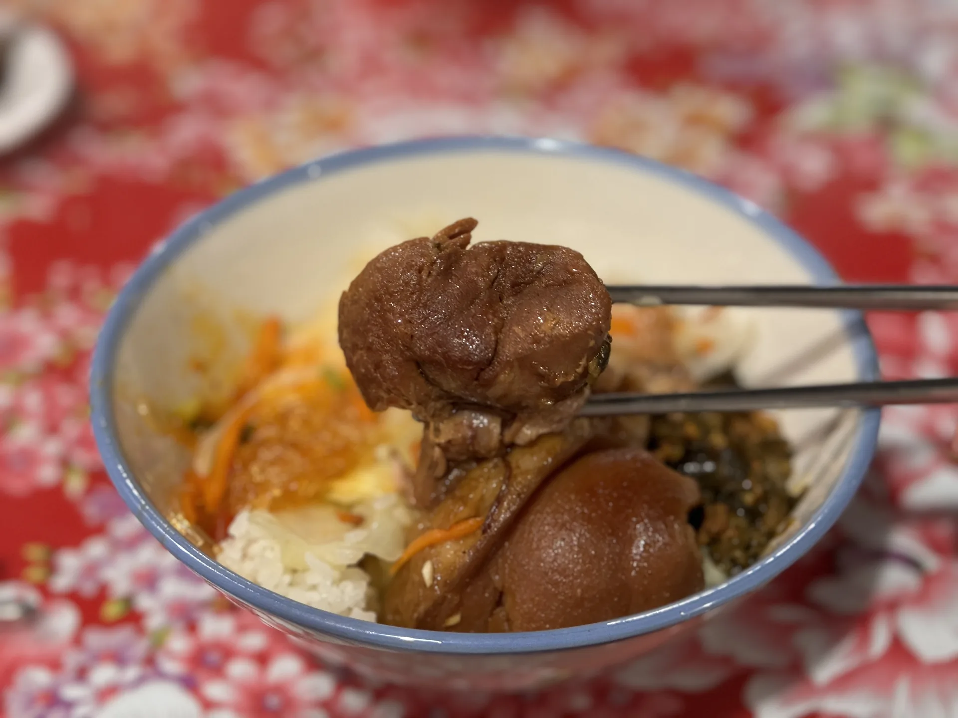 台生飲食亭的腿庫肉特寫，用湯匙就能夾起、入口即化
