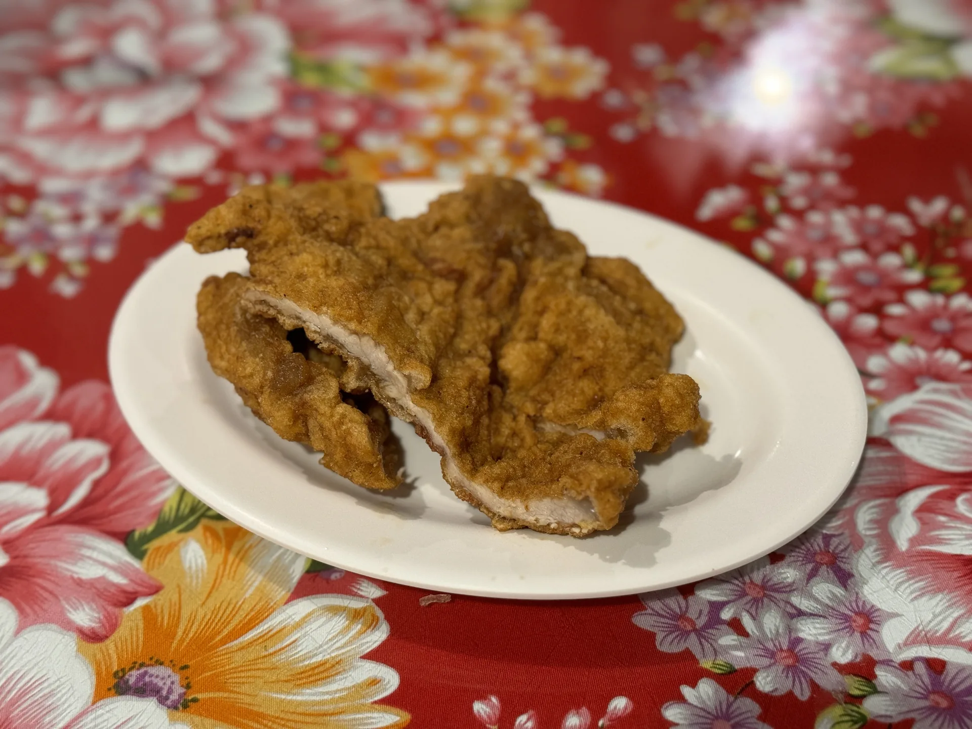 台生飲食亭單點的酥炸排骨，外層裹著特別的粉漿