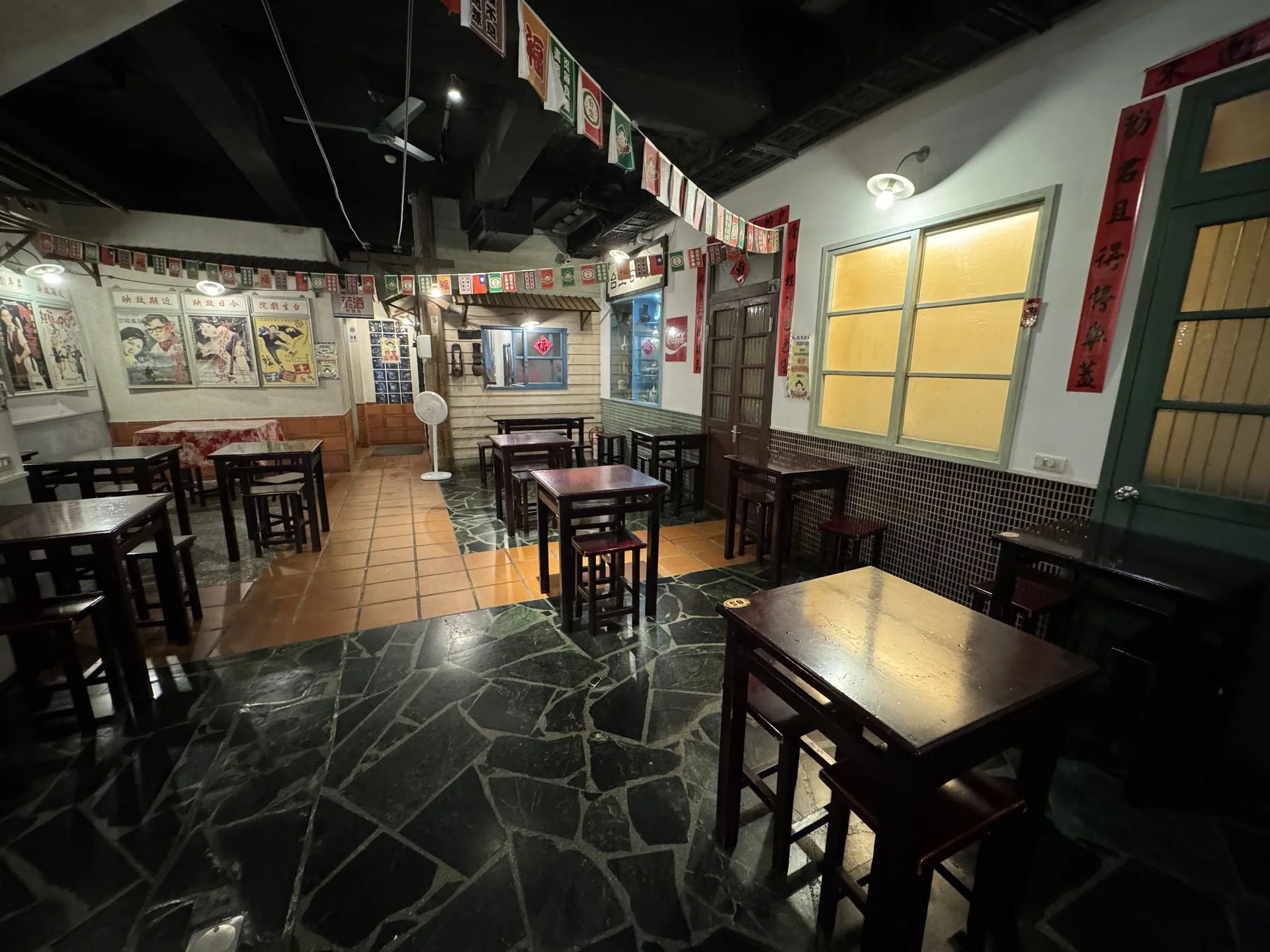 台生飲食亭充滿復古時代感的用餐座位環境