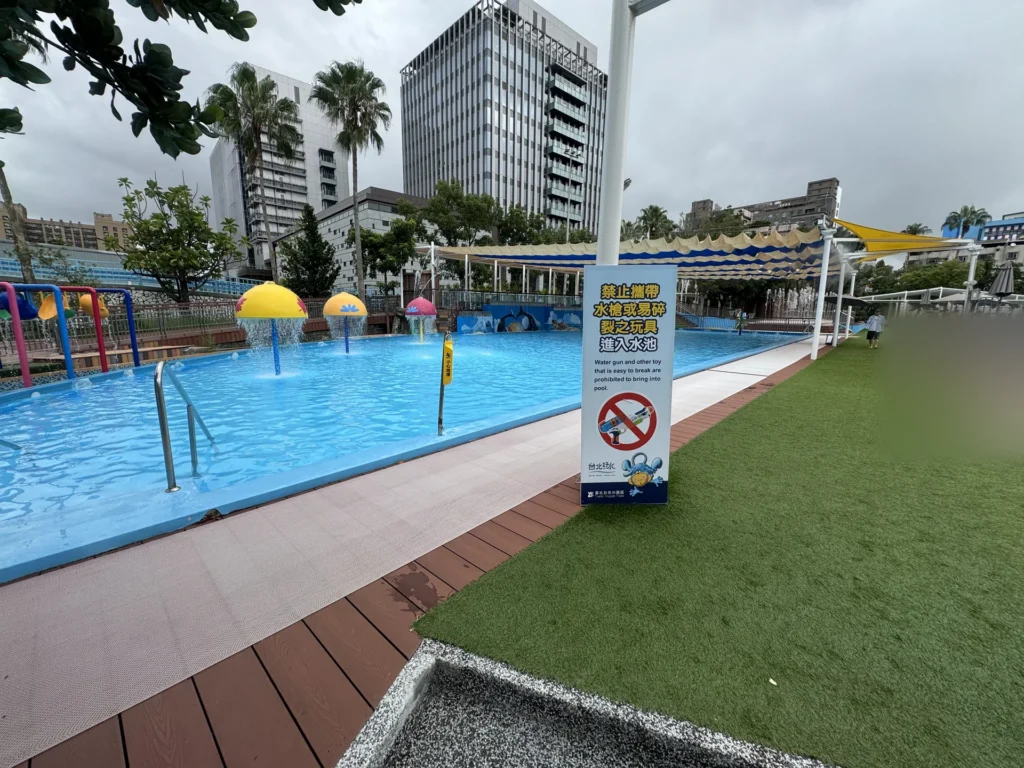 親水樂園的兒童戲水池,有蘑菇造型的噴水裝置