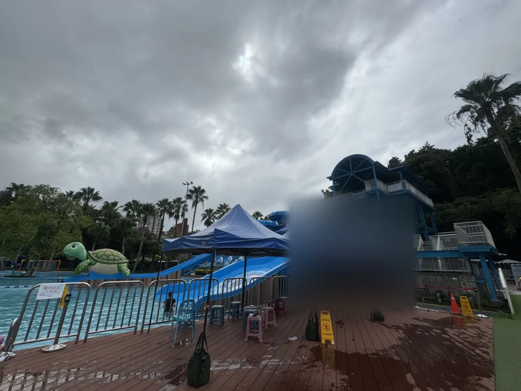 親水樂園的滑水道區,旁邊有大海龜造型