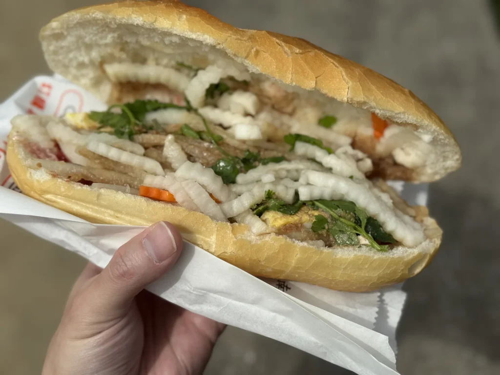 亞仙越南麵包夾滿白蘿蔔絲、香菜與肉料的豐盛內餡