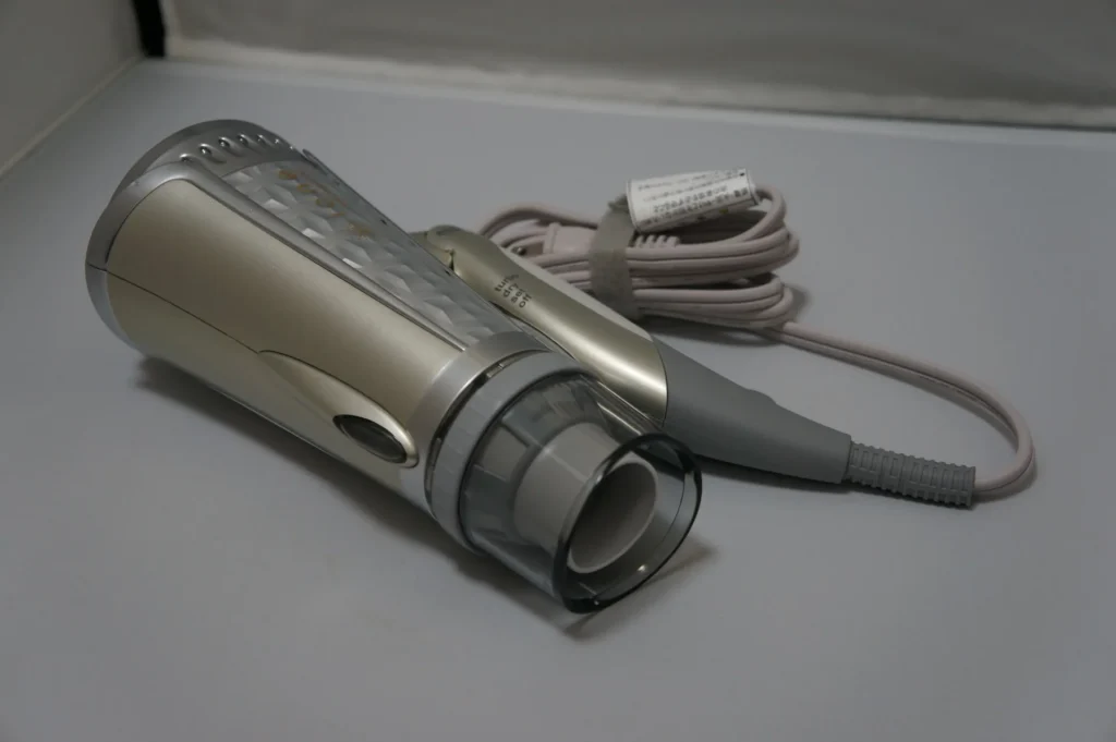 TESCOM 吹風機 ione TID950 開箱,金色機身與收好的電源線