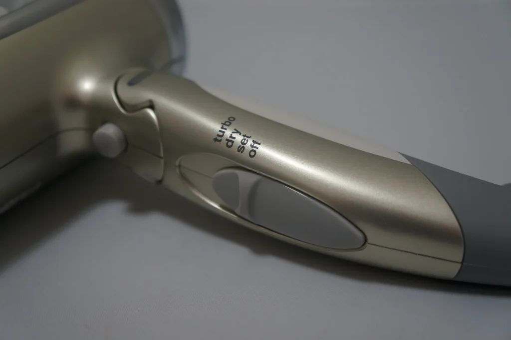 TESCOM 吹風機握把上的 turbo、dry、set、off 風量開關