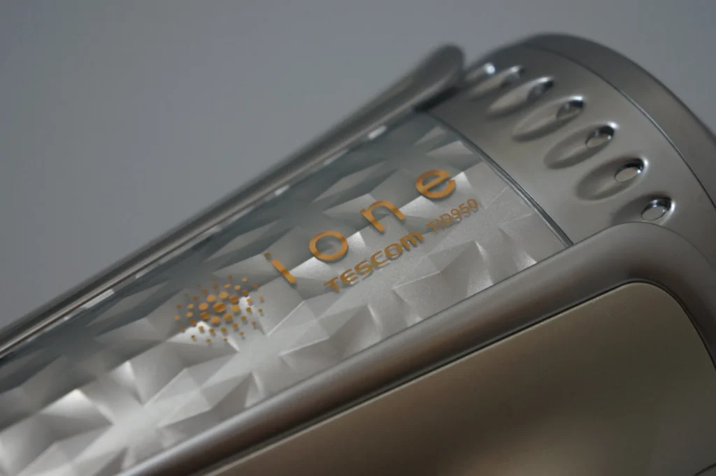 TESCOM ione TID950 機身上的 ione 字樣與立體菱格紋