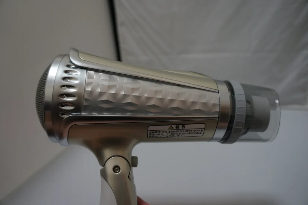 TESCOM 吹風機 TID950 完整側面,機身上貼著注意事項標籤