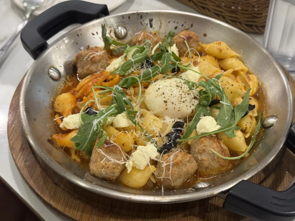Tino's Pizza 卡布里嫩雞烤麵,紅醬貝殼麵配雞肉、半熟蛋與芝麻葉