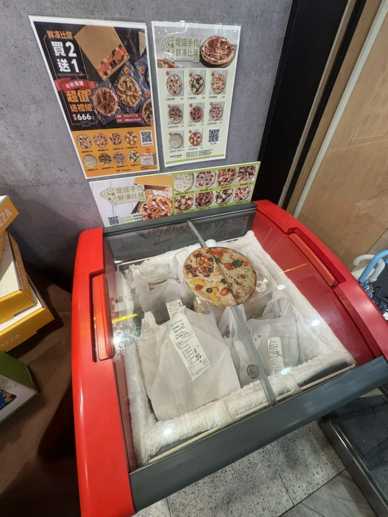 Tino's Pizza 堤諾比薩門口的冷凍比薩冰櫃