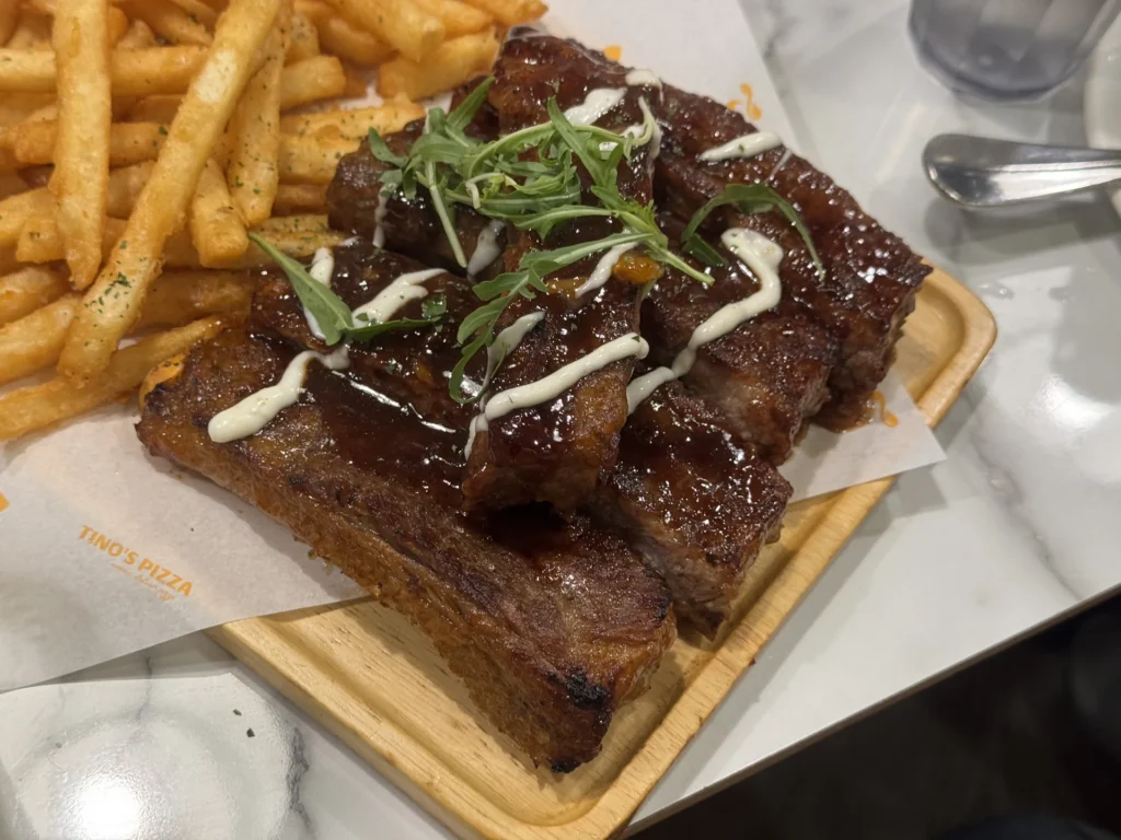 Tino's Pizza 堤諾比薩的豬肋排配薯條,朋友點的