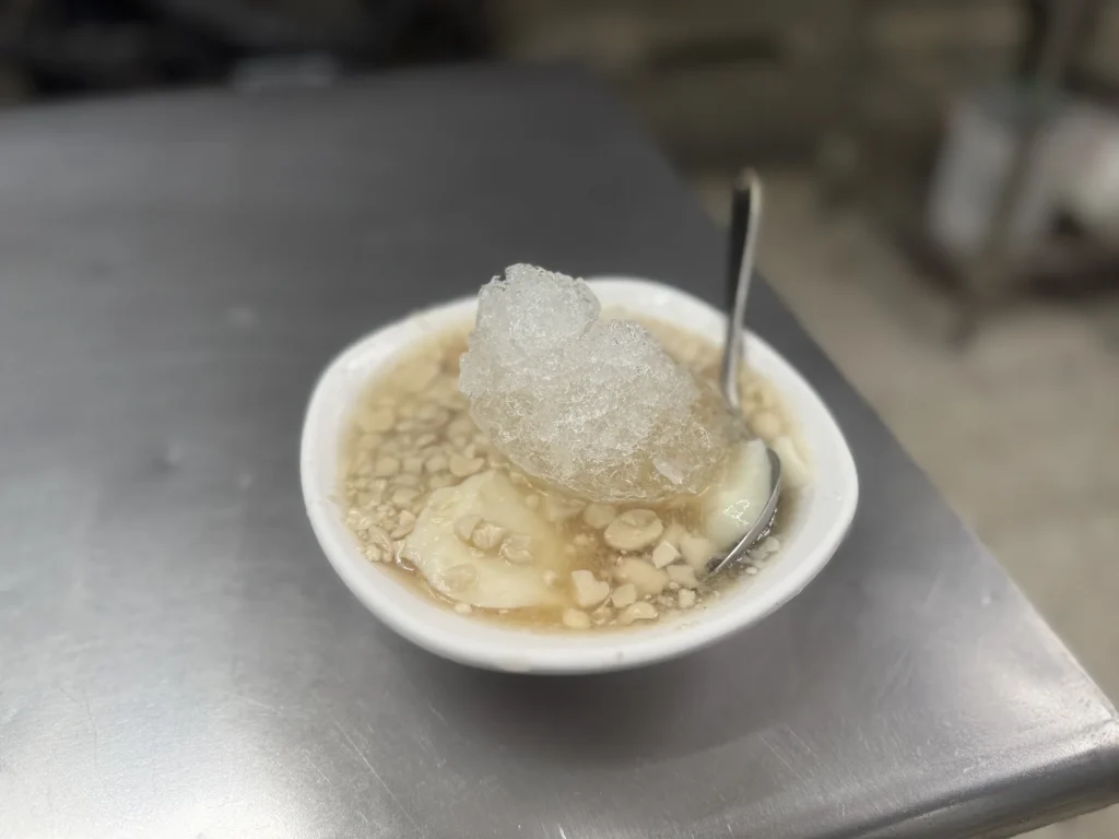 阿伯阿嬤湯圓的冷豆花,一碗加花生和一大球碎冰