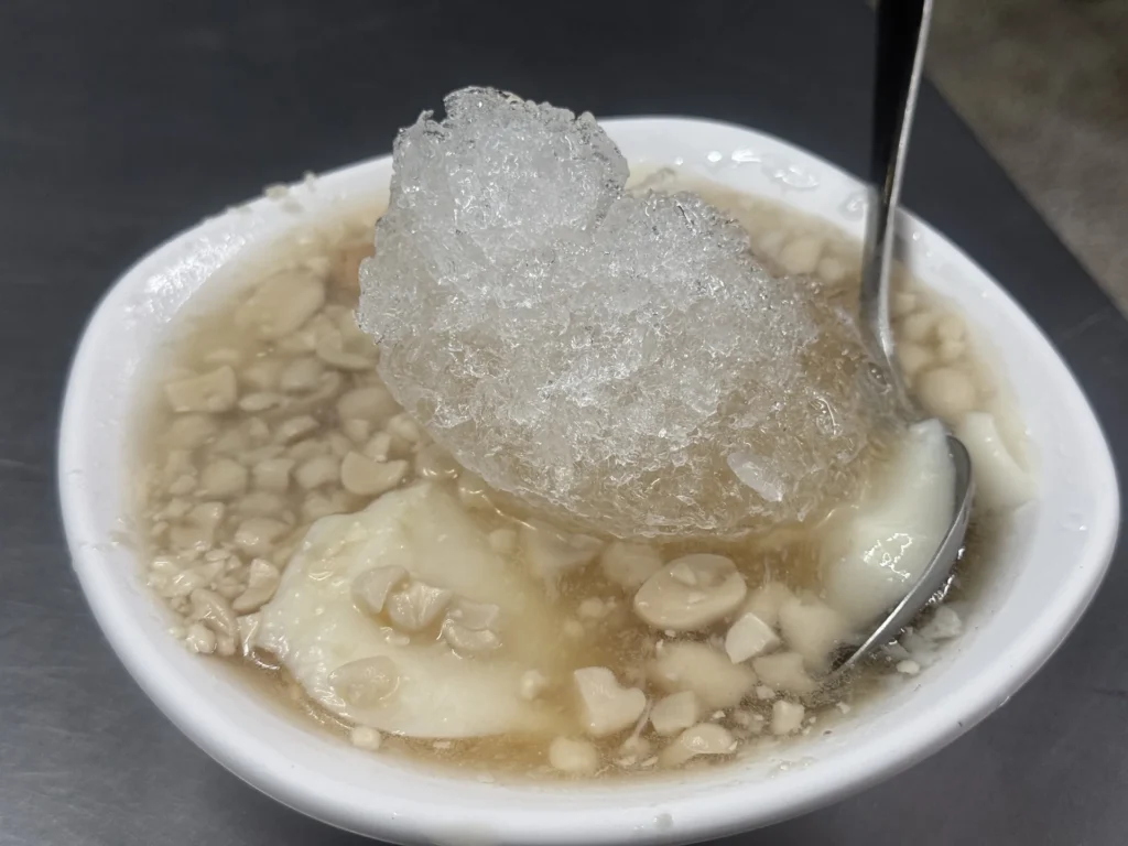 萬華豆花老店阿伯阿嬤湯圓的花生豆花加冰特寫