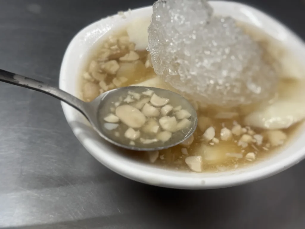 湯匙舀起滿滿的花生,萬華豆花老店阿伯阿嬤湯圓