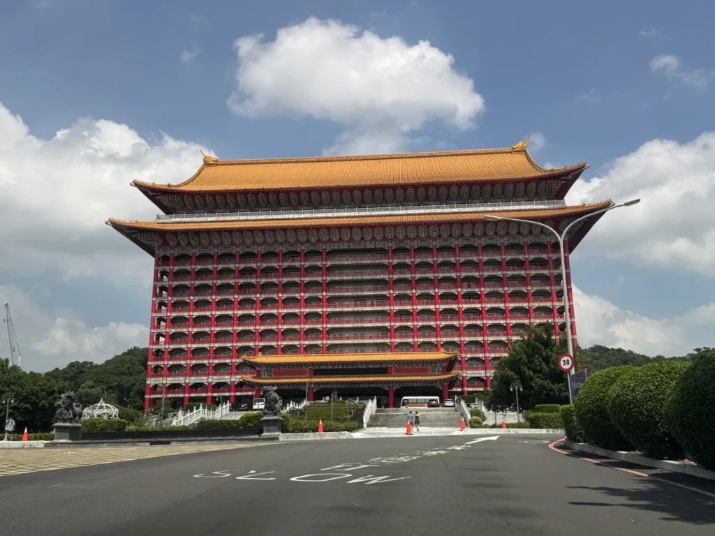 圓山大飯店宮殿式外觀全景,前往金龍餐廳用餐