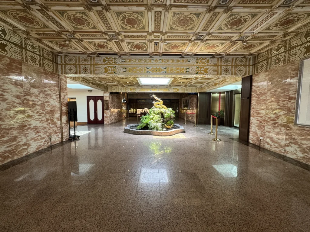 圓山大飯店大廳,大理石地板與中央的金龍造景