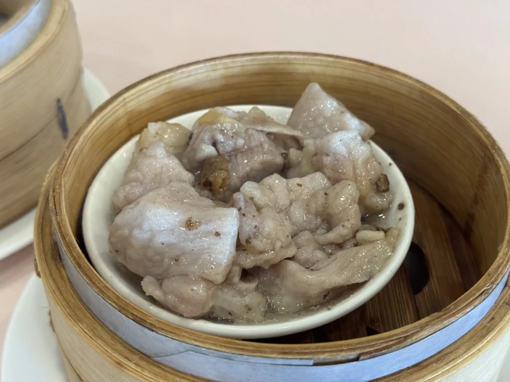 圓山大飯店金龍餐廳的豉汁蒸排骨,放在竹蒸籠裡