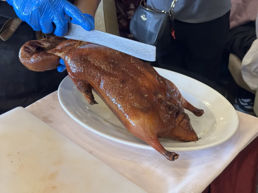 圓山大飯店金龍餐廳的金龍片皮鴨,服務人員在桌邊準備片鴨