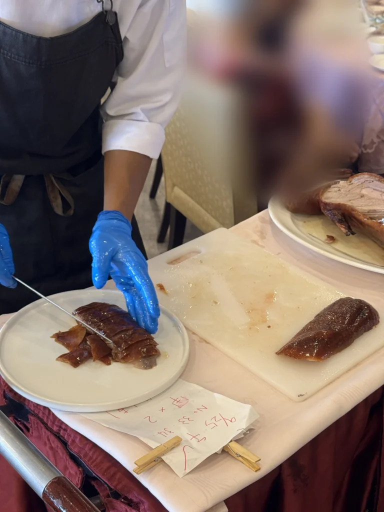 圓山大飯店金龍餐廳服務人員在桌邊現場片皮鴨