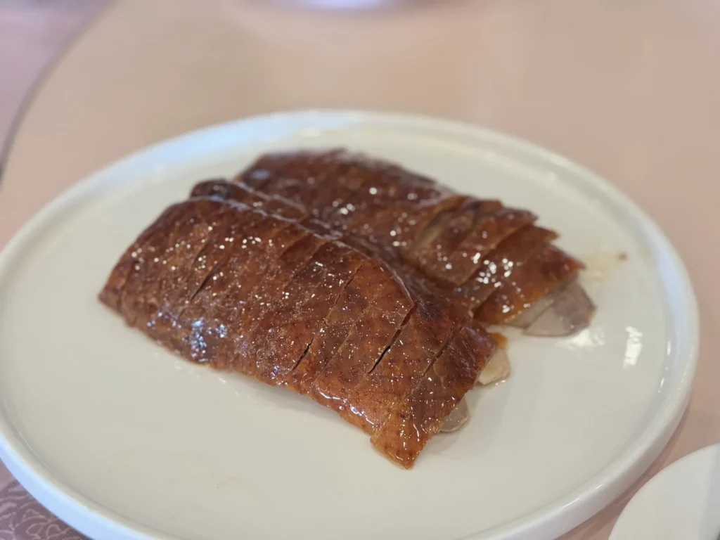 圓山大飯店金龍餐廳片好的片皮鴨鴨皮,整齊排在白盤上