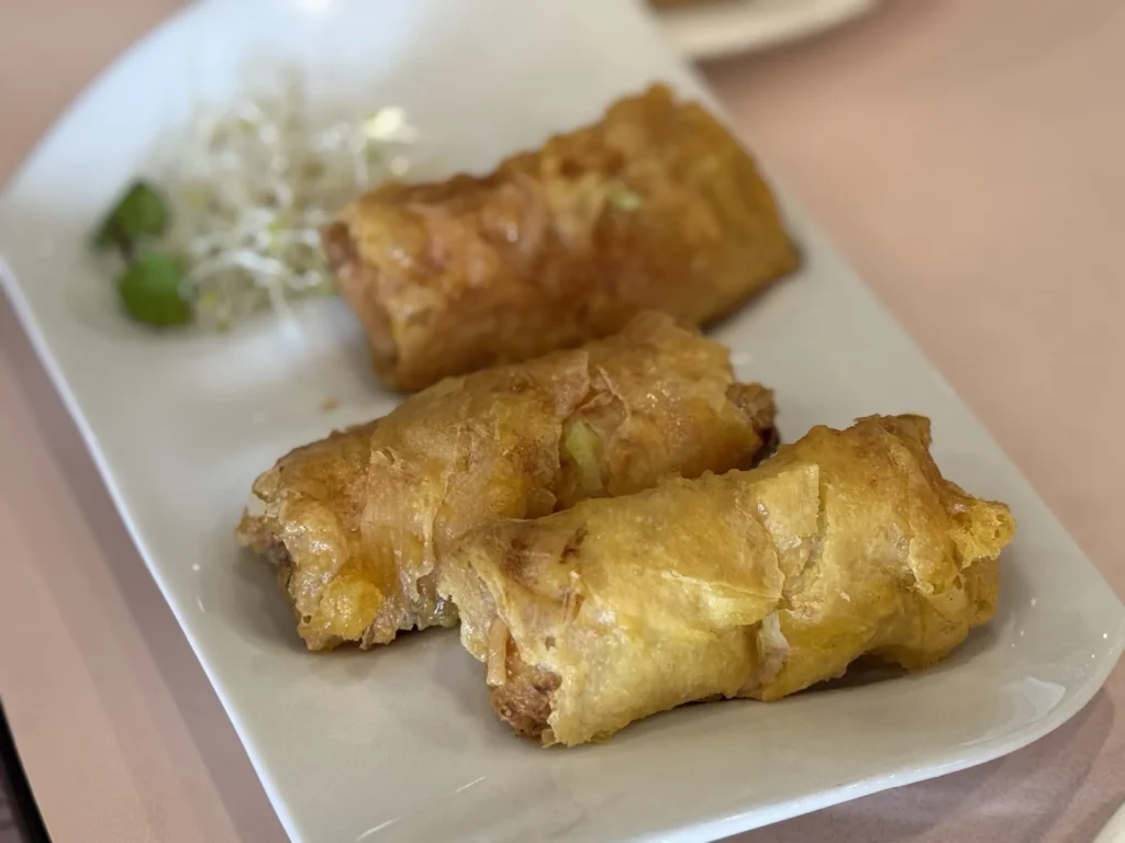 圓山大飯店金龍餐廳的鮮蝦腐皮捲,三條金黃酥脆排在盤上