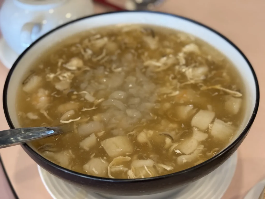圓山大飯店金龍餐廳的雪蛤龍皇太子羹,一大鍋濃稠的羹湯