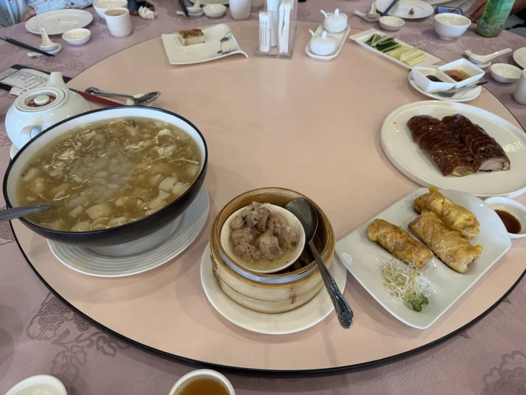 圓山大飯店金龍餐廳滿桌菜色,雪蛤龍皇太子羹、點心與腐皮捲