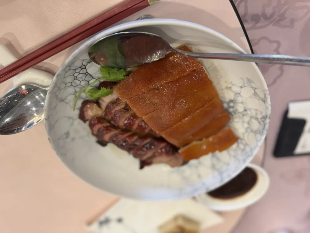 圓山大飯店金龍餐廳的炭燒乳豬雙拼,乳豬與叉燒