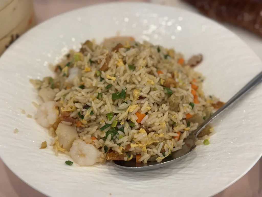 圓山大飯店金龍餐廳的烏魚子海鮮炒飯,粒粒分明配上蝦仁