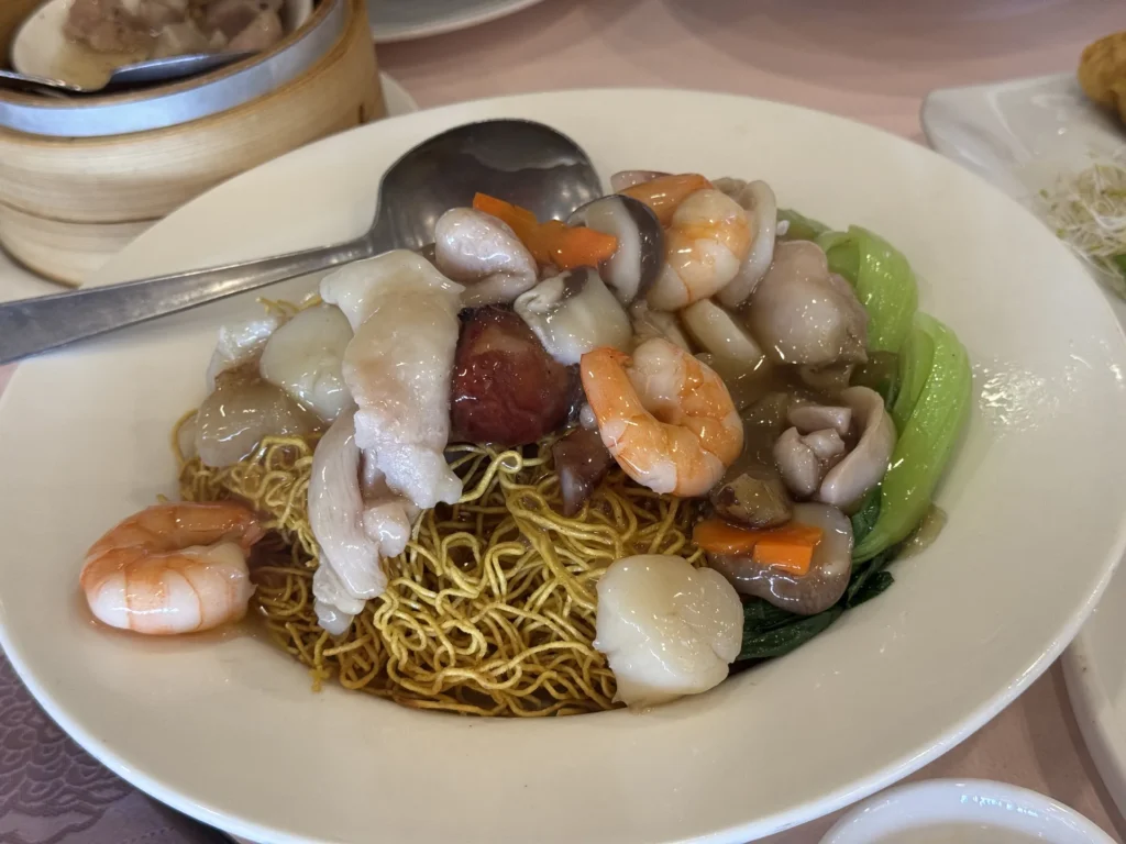 圓山大飯店金龍餐廳的廣東炒麵,鋪滿蝦子、干貝與青菜