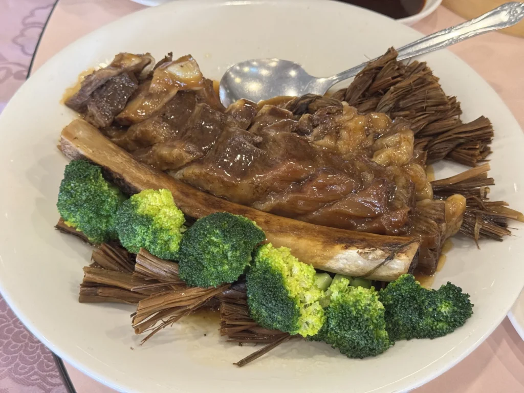 圓山大飯店金龍餐廳的稻草西施牛肋骨,整支大骨搭配花椰菜